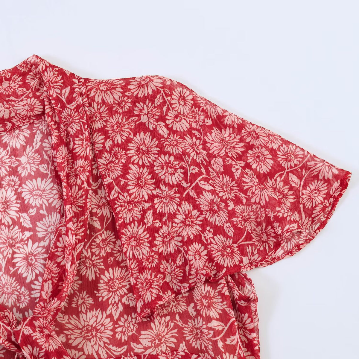 Robe Midi Fleurie Rouge à Col Noué Manches Volantées